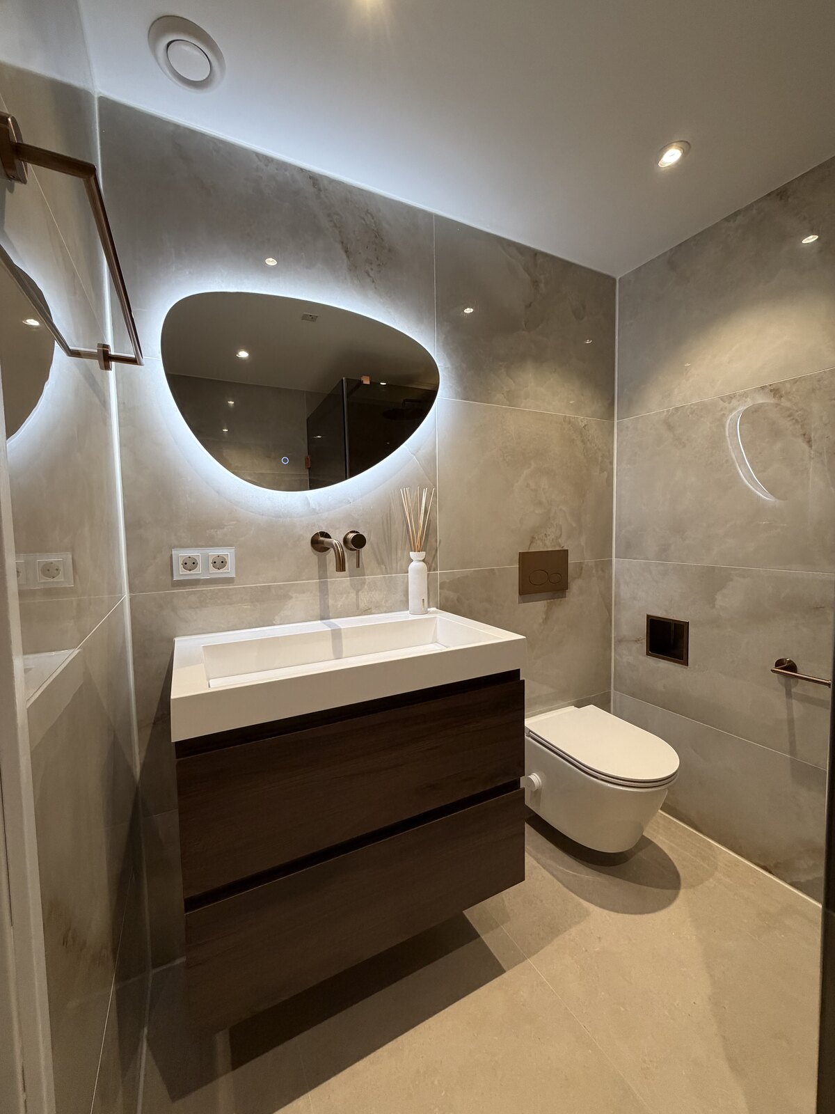 Complete nieuwe badkamer met maatwerkmeubel, wandtoilet en inloopdouche