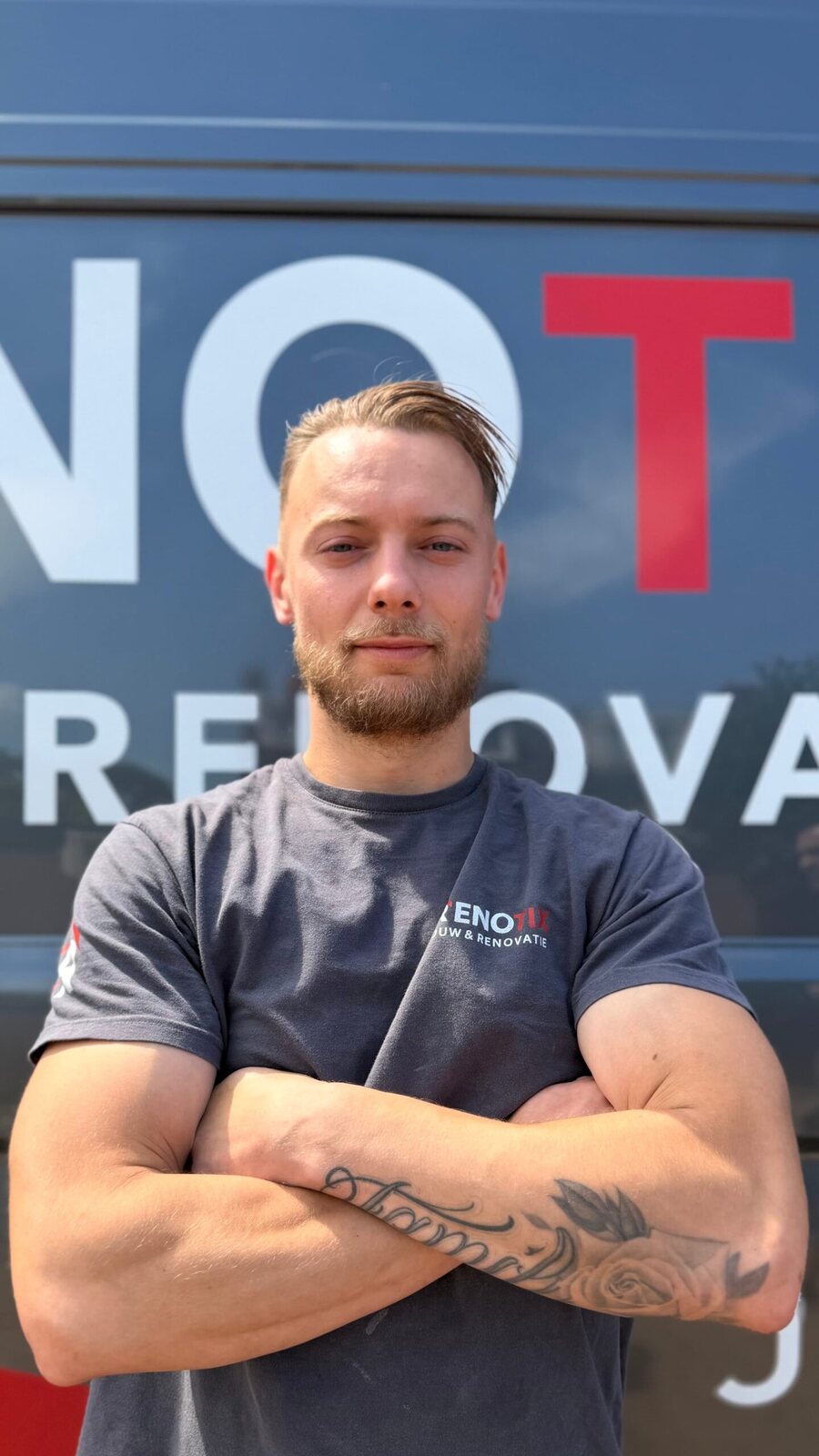 Een van de vakmannen van Renotix voor de bedrijfsbus